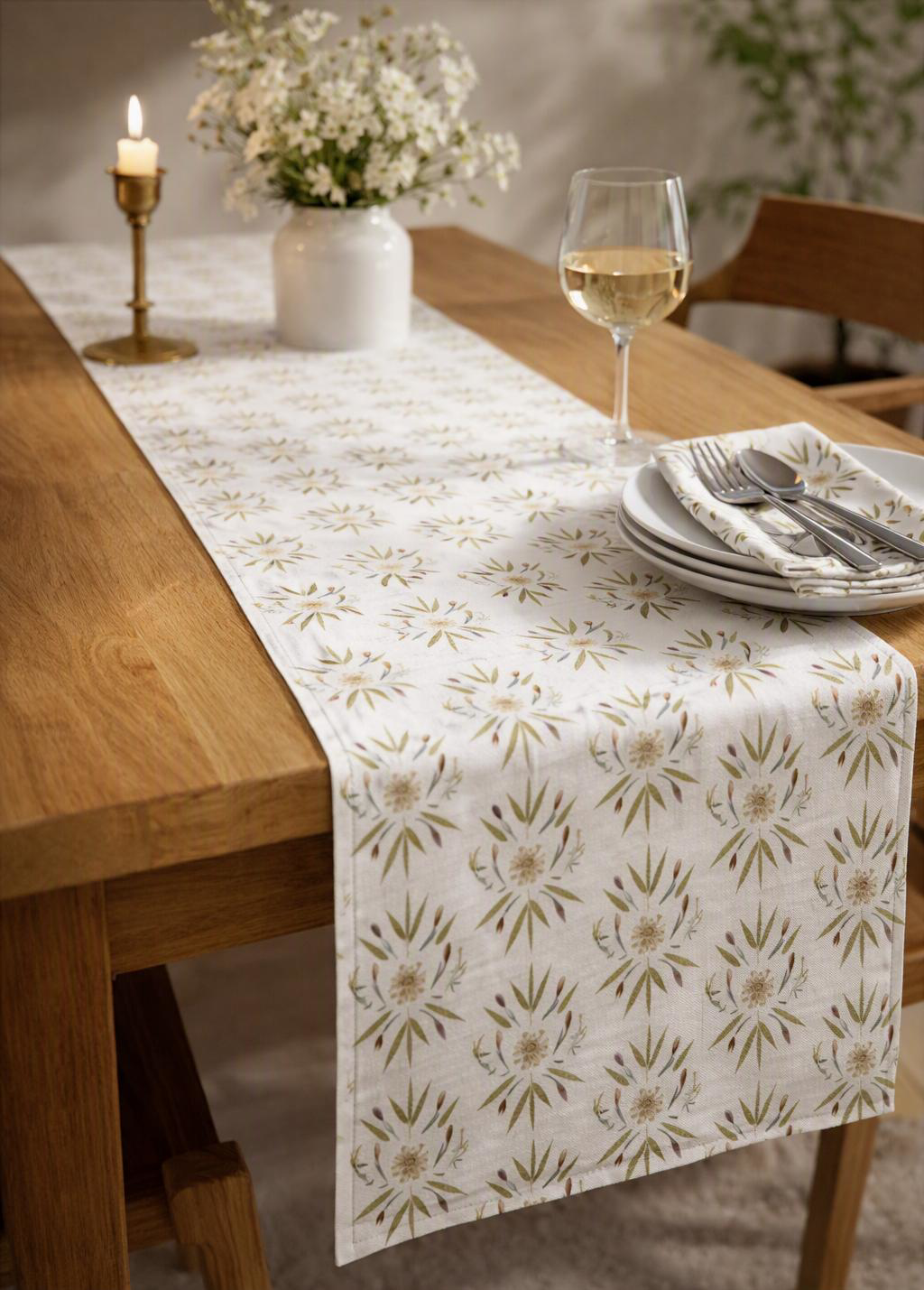 Queen Anne's Quiet Magic Table Runner